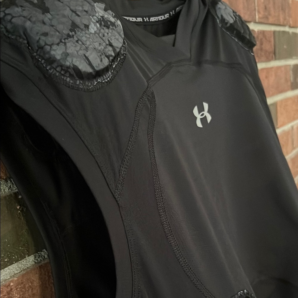 Under Armour Black Sleeveless Top with Patterned Accents - Picture 6 of 6